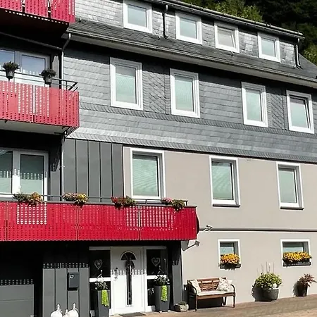 Upland-flair Waldpfad Mit Einzigartigem Berggarten Im Zentrum!