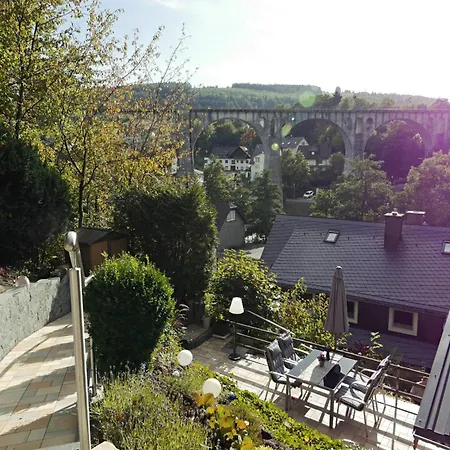 Upland-flair Waldpfad Mit Einzigartigem Berggarten Im Zentrum!